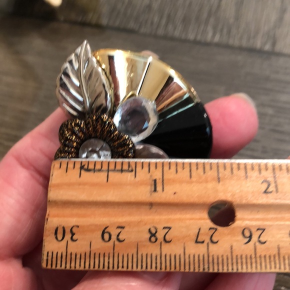 Vintage 80’s - 90’s Acrylic Gem & Flower Cluster Clip Earring Black & Gold - Picture 11 of 14